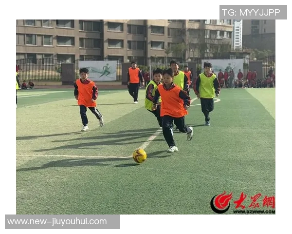 小学足球比赛精彩瞬间展示孩子们的热情与团队精神的美好画面